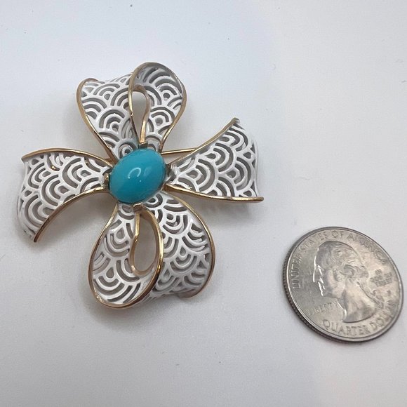 Crown Trifari  Brooch and CLIP Earrings White Art Deco Filigree Blue Stone - Picture 3 of 8